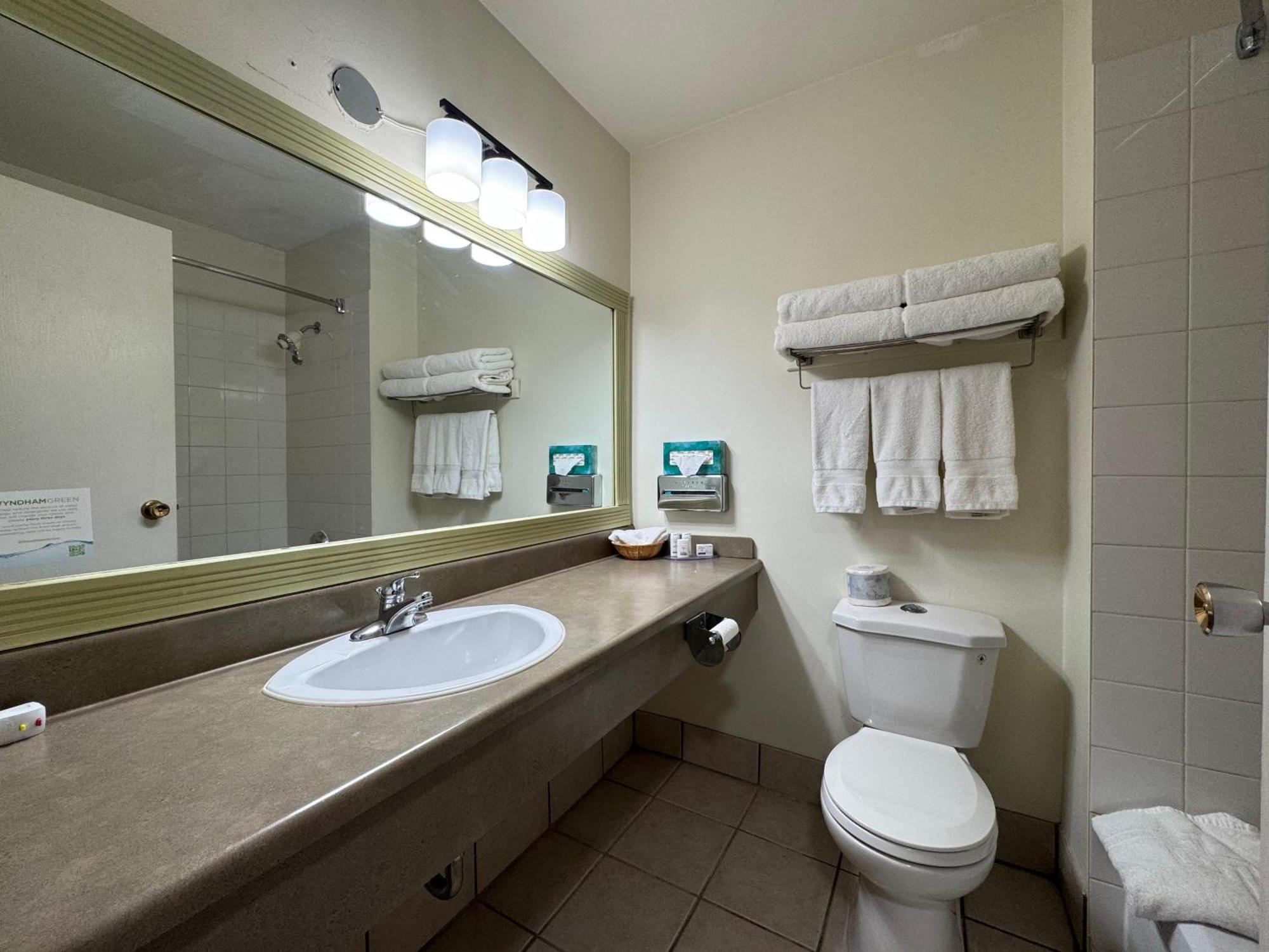 Howard Johnson By Wyndham Fort St. John Exteriér fotografie